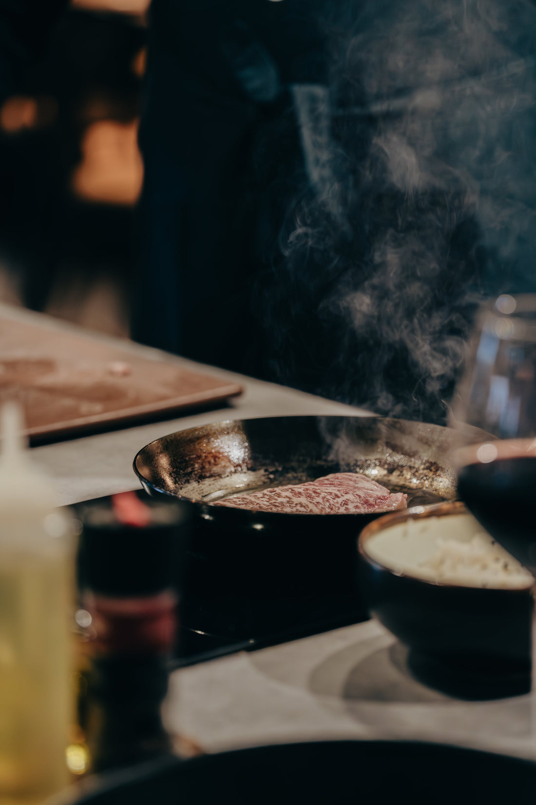 Wagyu-Steak in der gusseisernen Pfanne – zartes Premiumfleisch mit intensiver Marmorierung, langsam bei hoher Hitze angebraten.