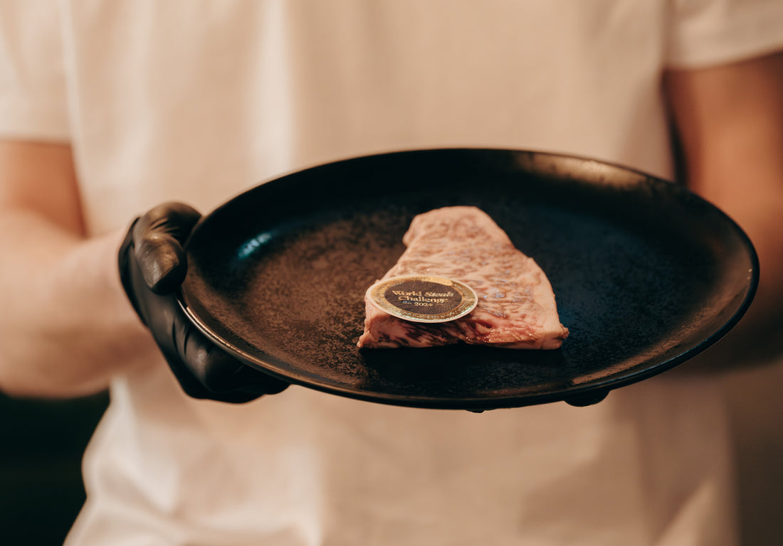 Hochwertiges japanisches Wagyu-Rindfleisch mit intensiver Marmorierung – Symbol für höchste Fleischqualität und kulinarische Exzellenz.