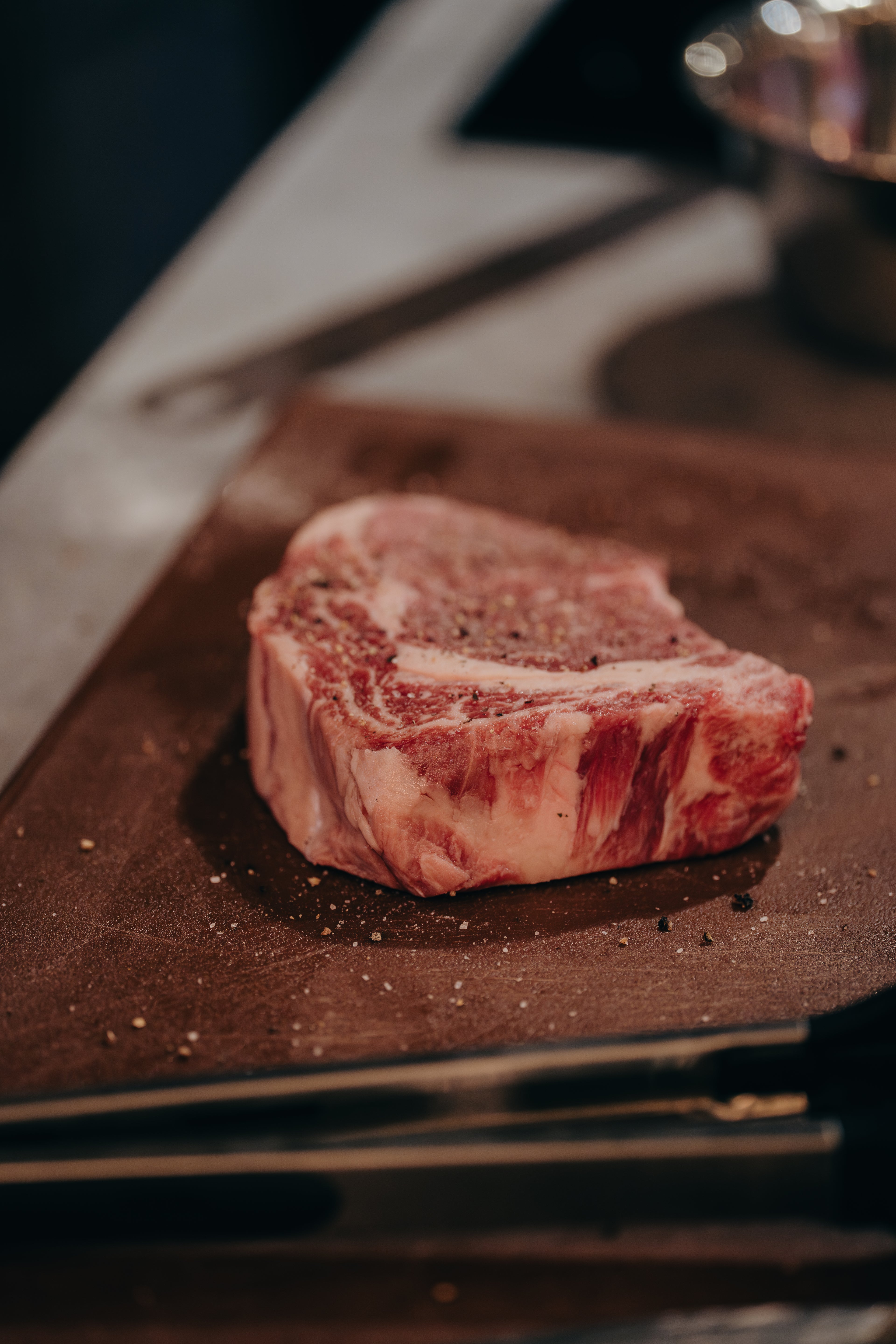 Dry Aged Ribeye Steak auf Holzbrett – exklusiv erhältlich bei The Meat Boutique.